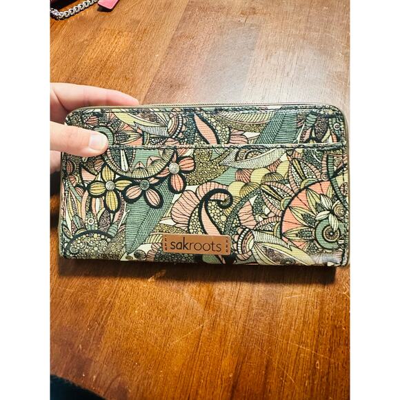 SAKROOTS Multicolored Artist Design Florals Gold Embossed Traingles Wallet - Picture 4 of 10